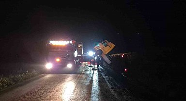 Bilecik'te devrilen tır trafiği olumsuz etkiledi