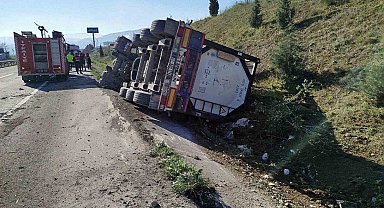 Bilecik'te kontrolden çıkan tır devrildi; sürücüsü yaralandı