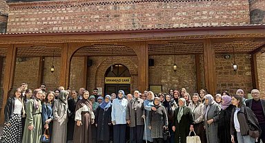 Bilecik'te Şeyh Edebali Türbesi'ni hiç ziyaret etmemiş yaşlılara öğrenciler eşlik etti