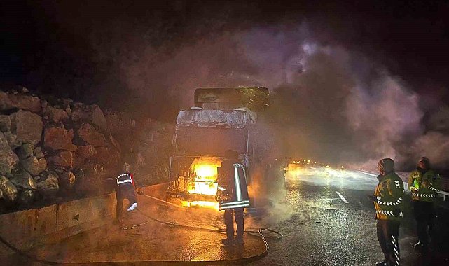 Bilecik'te seyir halindeki tır bir anda alev aldı