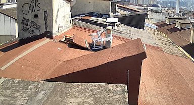 Binaların çatılara çıkan adam asansör parçalarını çaldı