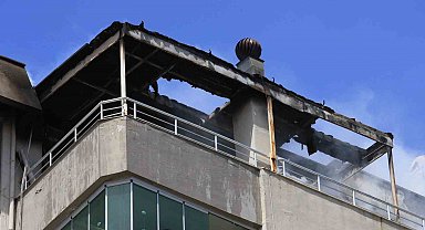 Binanın teras katında çıkan yangında yaşlı bina sakinleri, kapıları çalan kuryelerin yardımıyla tahliye edildi