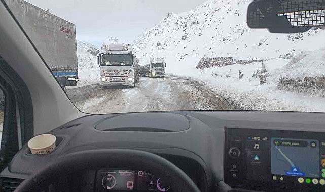 Bingöl-Erzurum kara yolunda kar etkisi: Uzun araç kuyrukları oluştu