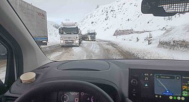 Bingöl-Erzurum kara yolunda kar etkisi: Uzun araç kuyrukları oluştu