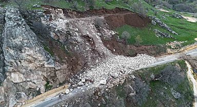 Bingöl'de heyelan yolu kapattı
