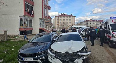 Bingöl'de iki otomobil çarpıştı: 4 yaralı