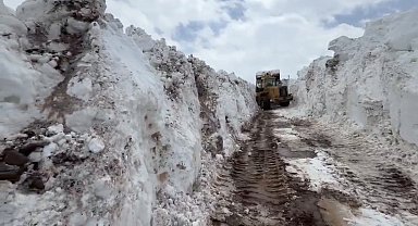 Bingöl'de nisan ayında metrelerce karla mücadele