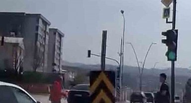 Bir adım hayat kurtardı… Kırmızı ışıkta yola atladı, facia teğet geçti