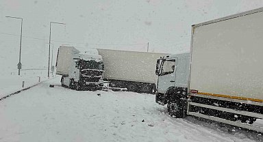 Bitlis'te 4 tır ve 2 otomobil çarpıştı: 5 yaralı