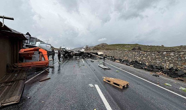 Bitlis'te iş makinesi ile tır çarpıştı: 1'i ağır 3 yaralı