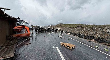 Bitlis'te iş makinesi ile tır çarpıştı: 1'i ağır 3 yaralı