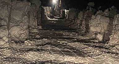 Bitlis'te karda mahsur kalan 112 ekibi kurtarıldı