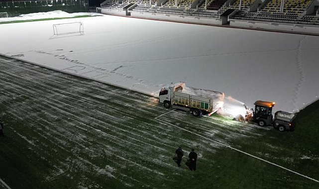 Bitlis'te maç öncesi sahada karla mücadele çalışması