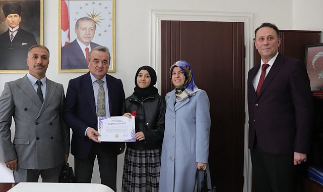 Bölge birincisi öğrenciye Kaymakam Öztürk'ten tebrik