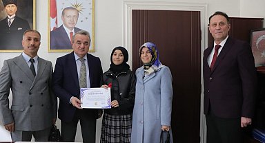 Bölge birincisi öğrenciye Kaymakam Öztürk'ten tebrik