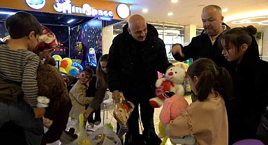 Bolu'da 23 Nisan'da çocukların oyuncak sevinci