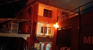 Bolu'da 3 katlı binada yangın çıktı