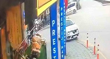 Bolu'da aydınlatma direğine çarpan otomobil kamerada