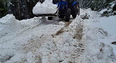 Bolu'da karla kaplanan yayla yollarını köylüler açtı