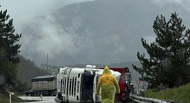 Bolu'da kömür yüklü tır, kayganlaşan yolda devrildi