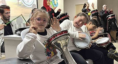 Bolu'da özel öğrencilerden renkli kutlama: Darbuka şovu alkış aldı