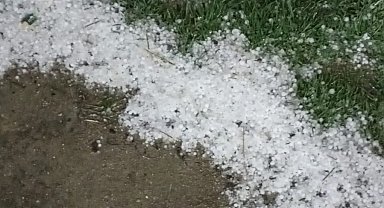 Bolu'da sabaha karşı yağan dolu yeşil alanları beyaza bürüdü