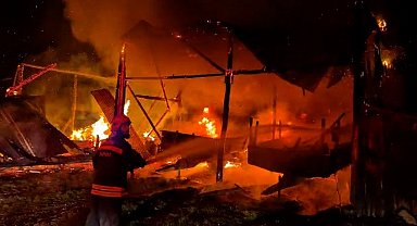 Bolu'da samanlığa yıldırım düştü: Samanlık ve traktör alev alev yandı