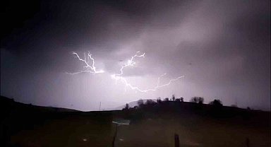 Bolu'da şimşekler geceyi aydınlattı