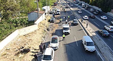Bornova'da freni patlayan tır karşı şeride geçti: Ölü ve yaralılar var