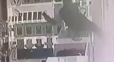 Böyle hırsızlık görülmedi: Masanın üstüne çıkıp vitrindeki telefonları alarak kaçtı