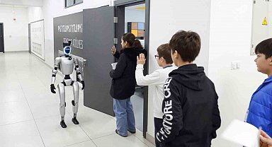 Bu ilçede sınava giren öğrencileri insansı robot karşılıyor