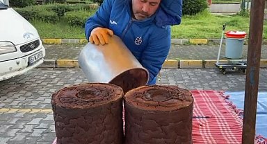 Bu mısır ekmeği teneke kovada pişiyor