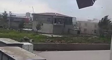 Burası Amerika değil Diyarbakır: Şiddetli fırtına evin çatısını uçurdu