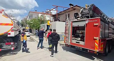 Burdur'da evin bitişiğindeki depoda yangın korkuttu