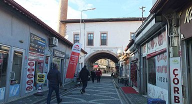 Burhaniye'de altından yol geçen Hanay cami ilgi odağı oldu