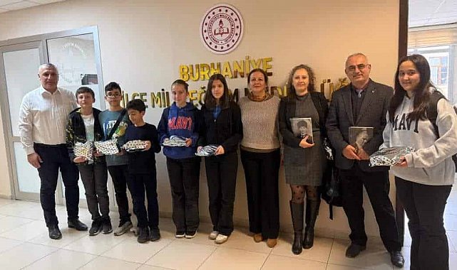 Burhaniye'de başarılı öğrenciler ödüllendirildi