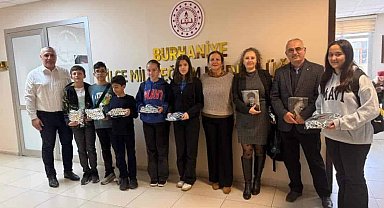 Burhaniye'de başarılı öğrenciler ödüllendirildi