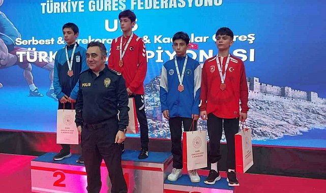 Bursa Büyükşehir Belediyesporlu güreşçiler Türkiye Şampiyonası'nda 3 madalya kazandı