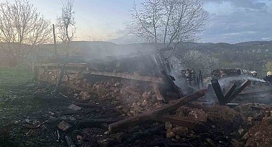 Bursa'da 2 katlı ev alevlere teslim oldu