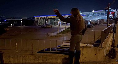 Bursa'da alkollü genç kızlar ortalığı karıştırdı, yol kenarında bekleyen sürücü ve aracına saldırdılar