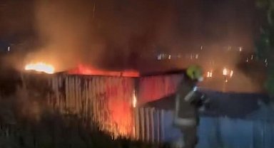 Bursa'da gece yarısı konteynır alevlere teslim oldu