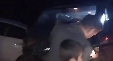 Bursa'da yamaçtan kopan kayalar, araçların üzerine yağdı