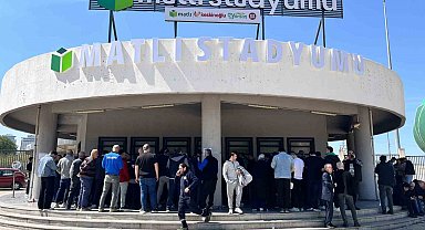 Bursaspor kombinelerine büyük ilgi, taraftar saatlerce kuyrukta bekledi