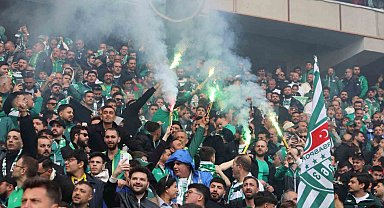 Bursaspor taraftarı Eskişehir tribünlerinde renkli görüntüler oluşturdu