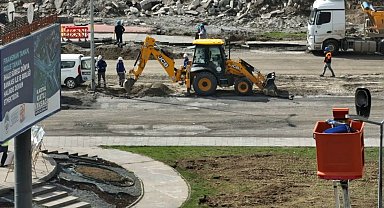 Büyükşehir'de pazar günü de durmak yok: Kartal Katlı Kavşağı'nda hummalı çalışma