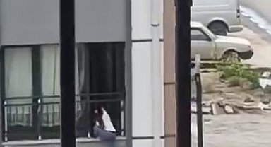 Camdan çıkarak korkulukta gezinen çocuk, yürekleri ağza getirdi