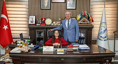 Çameli Belediye Başkanı Cengiz Arslan koltuğunu Erva'ya bıraktı