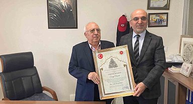 Cami yaptıran hayırsever iş insanlarına takdir belgesi takdim edildi