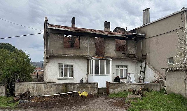 Çanakkale'de baca yangını çatıyı küle çevirdi