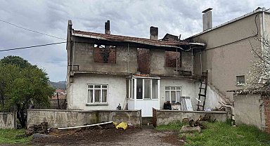 Çanakkale'de baca yangını çatıyı küle çevirdi